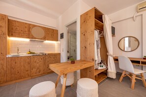 Superior Studio | 1 bedroom, in-room safe, individually furnished, desk - Spiros Family Apts (Zakynthos)