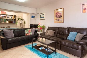 1 개의 침실, 객실 내 금고, 각각 다르게 가구 비치, 책상