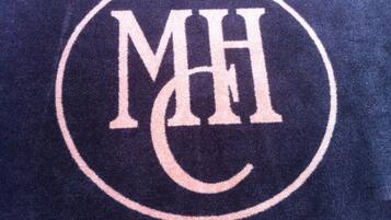 Um logotipo com as letras 'MH' dentro de um círculo.