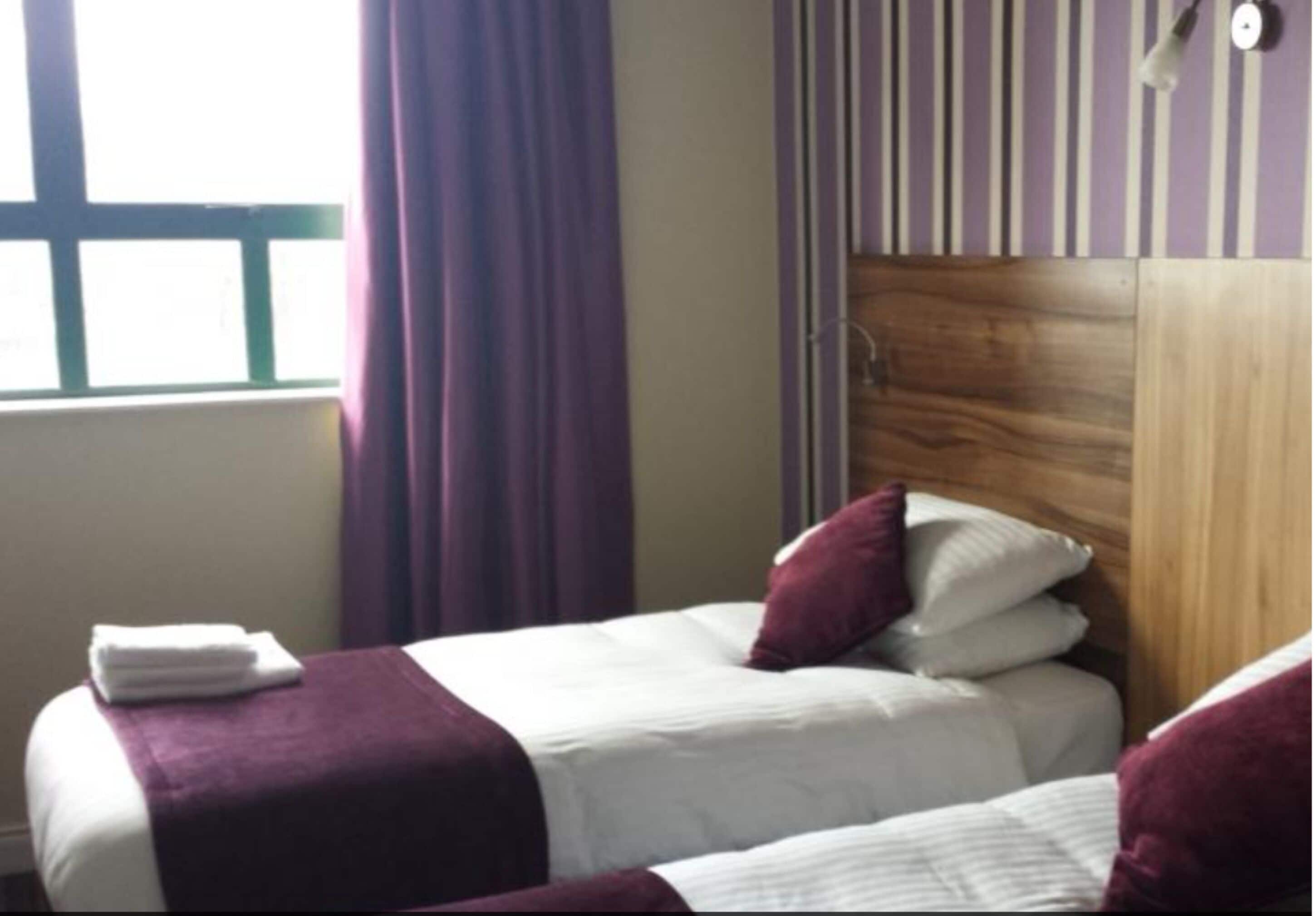 twin room | desk, iron/ironing board, free wifi, bed sheets