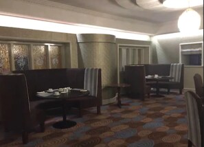 Breakfast, lunch, dinner served; British cuisine  - Mourne Country Hotel (Newry)