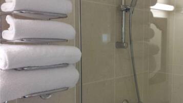 Twin Room | Bathroom | Free toiletries, hair dryer, towels