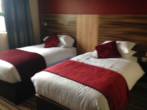 Twin Room | Desk, iron/ironing board, free WiFi, bed sheets - Mourne Country Hotel (Newry)