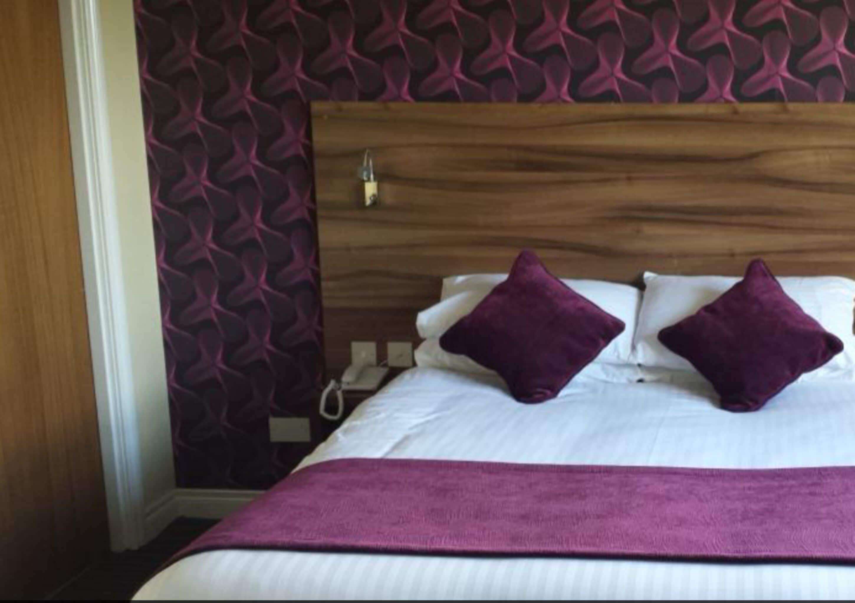 Double Room | Desk, iron/ironing board, free WiFi, bed sheets