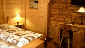 Una habitación acogedora con una cama, un escritorio y una silla.