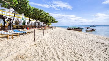 Plage, chaises longues, serviettes de plage