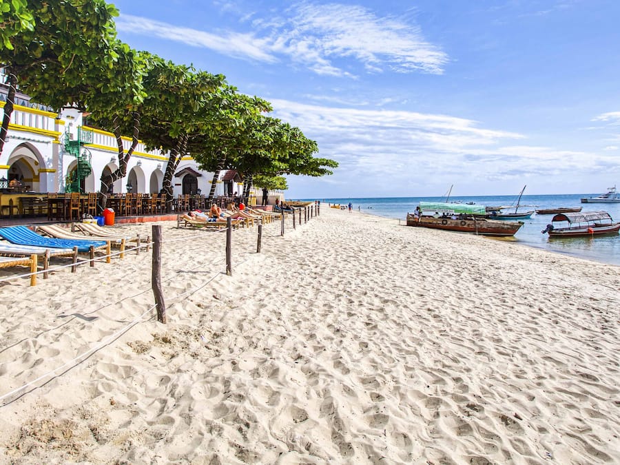 Na praia, espreguiçadeiras, toalhas de praia