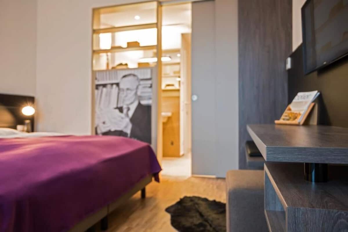 1 bedroom, premium bedding, in-room safe, desk