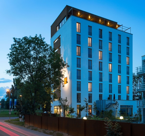 住宿正面 - 傍晚/夜晚