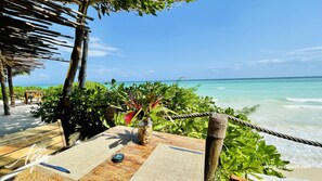 Lunsj og middag serveres, middelhavsretter, utsikt mot stranden 