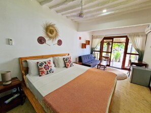 Senger med Select Comfort-madrass og safe på rommet