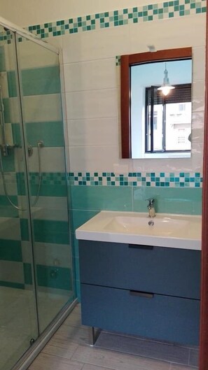 Double Room (Iris) | Bathroom | Shower, free toiletries, hair dryer, bathrobes - B&B villa Arechi (Salerno)