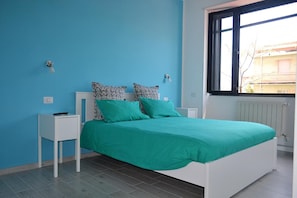 1 dormitorio, sistema de insonorización, wifi gratis y ropa de cama