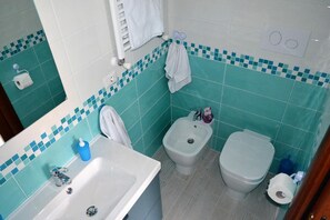 Shower, free toiletries, hair dryer, bathrobes - B&B villa Arechi (Salerno)