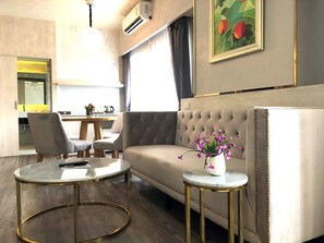 이그제큐티브 스위트 | 거실 공간 | 케이블 채널 시청이 가능한 32인치 평면 TV, TV