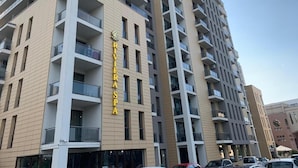 Um hotel de vários andares com uma placa de destaque que diz "RIVERA SPA".