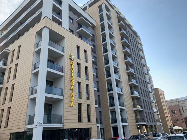 Front of property - Red Hotel Riviera Suite & Lake (Cluj-Napoca)