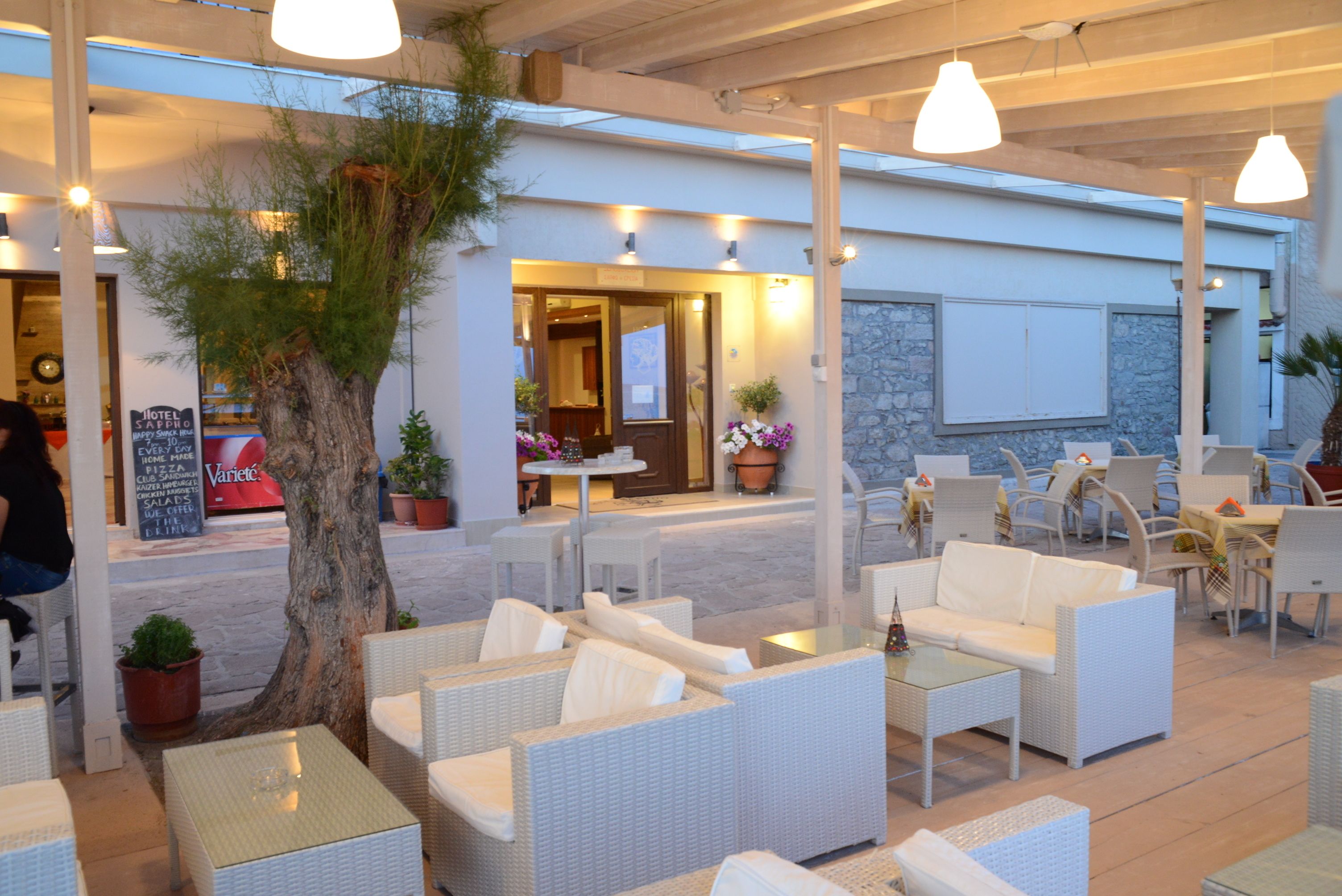 Vista frontal de la propiedad por la tarde o noche