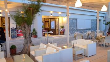 Vista frontal de la propiedad por la tarde o noche