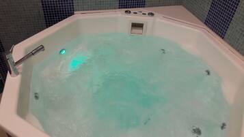 Bồn tắm spa ngoài trời