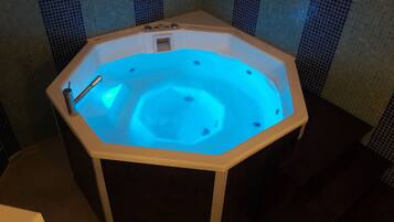 Indoor spa tub