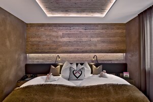 Ropa de cama de alta calidad, minibar, caja fuerte