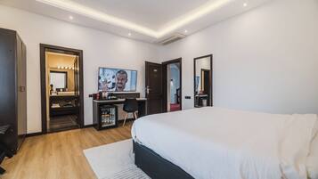 Quarto casal superior | Frigobar, cofres nos quartos, escrivaninha, cortinas blackout