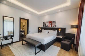 Superior Double Room, Balcony | Bar mini, peti besi dalam bilik, meja, langsir/tirai gelap terus 