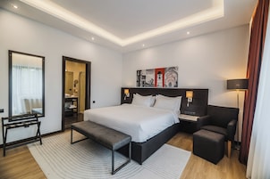 Habitación doble superior, balcón | Minibar, caja fuerte, escritorio y cortinas opacas