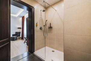 Minibar, caja de seguridad en la habitación y escritorio 
