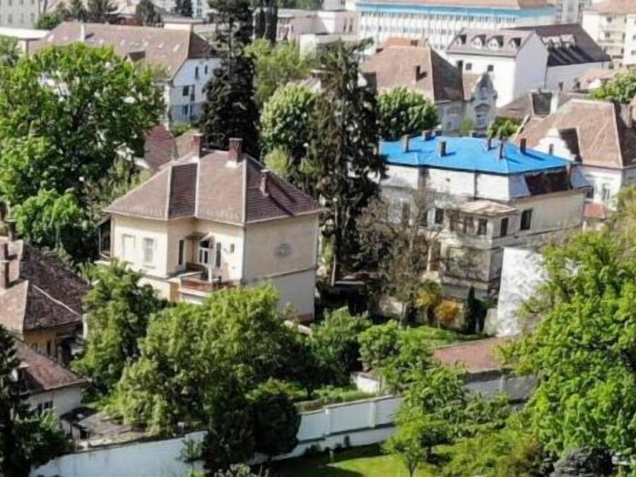 Um bairro residencial com casas e árvores.