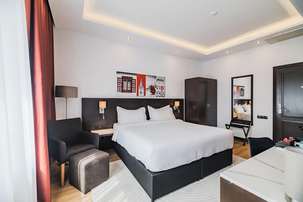 Superior tweepersoonskamer, balkon | Een minibar, een kluis op de kamer, een bureau, verduisterende gordijnen