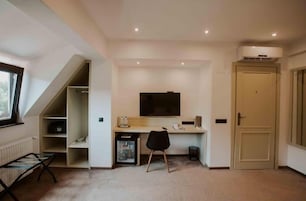 Habitación con 2 camas individuales, 2 camas individuales | Minibar, caja fuerte, escritorio y cortinas opacas