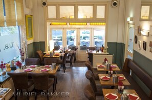 Sarapan bufet setiap hari (EUR 12.50 seorang)