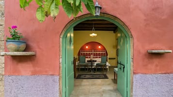 Standaard tweepersoonskamer | Een minibar, een bureau, een strijkplank/strijkijzer, gratis babybedden