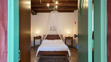 Een minibar, een bureau, een strijkplank/strijkijzer, gratis babybedden