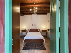 Minibar, escritorio, tabla de planchar con plancha y cunas gratuitas 