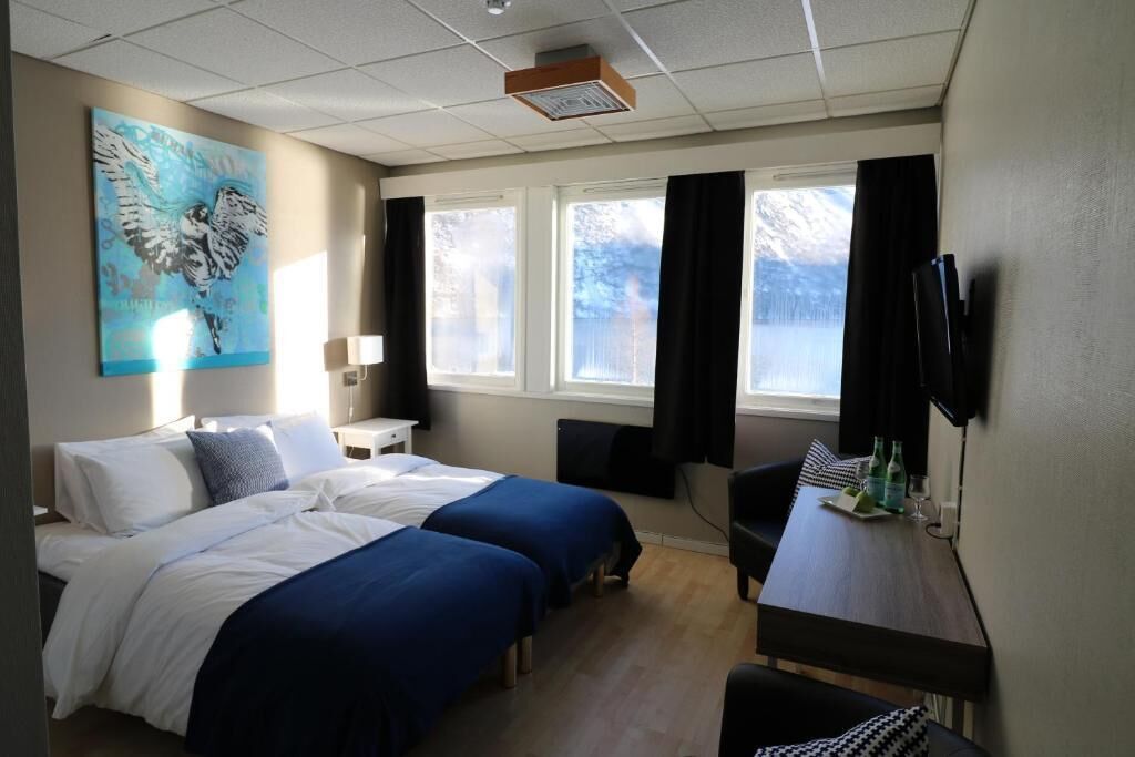 Traditionelt dobbeltværelse - 2 enkeltsenge - havudsigt | Dundyner, senge med topmadrasser, individuelt design, skrivebord