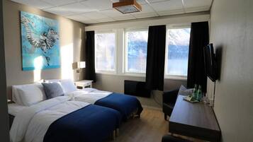 Traditionelt dobbeltværelse - 2 enkeltsenge - havudsigt | Dundyner, senge med topmadrasser, individuelt design, skrivebord