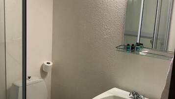 Bruser, gratis toiletartikler, hårtørrer, håndklæder