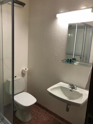 Ducha, artículos de tocador gratuitos, secador de pelo, toallas