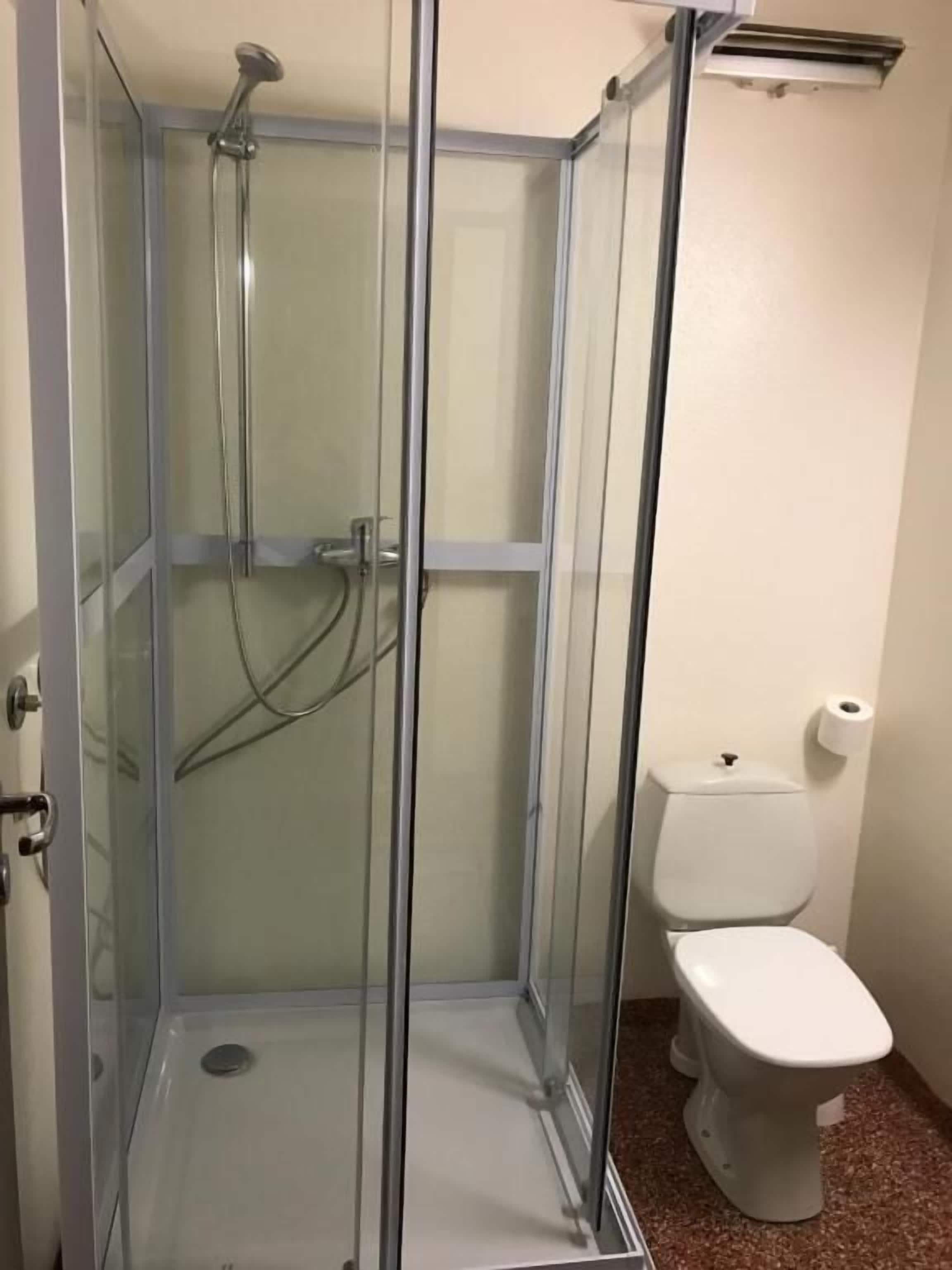 تجهيزات دش، مستلزمات مجانية للعناية الشخصية، مجففات شعر، مناشف