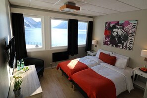 Dundyner, senger med overmadrass, individuelt dekorert og skrivebord