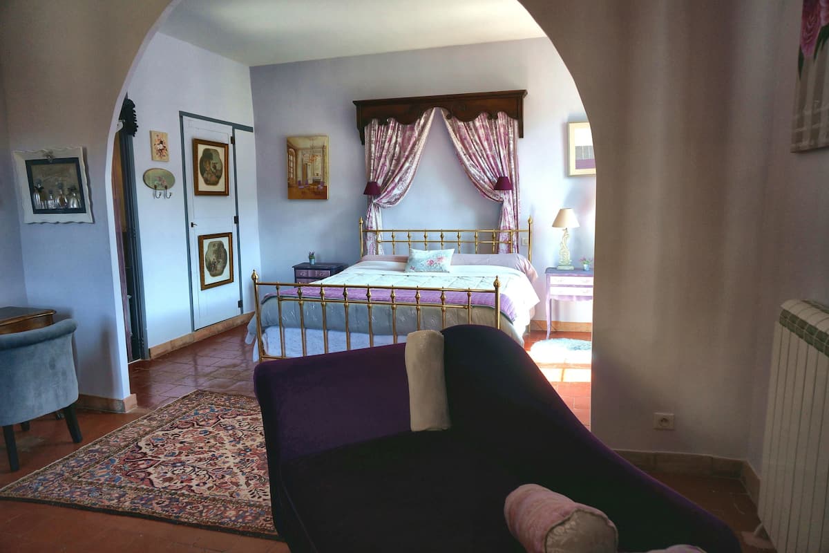 Un dormitorio con cama, una silla, un tapete y una puerta decorada con imágenes.