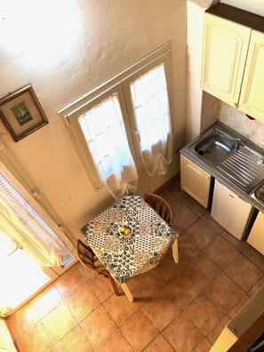 Romantic Duplex, 1 Queen Bed, Kitchenette, Ground Floor | Living area