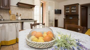 Panoramic-Apartment, Gartenblick | Wohnbereich | Flachbildfernseher