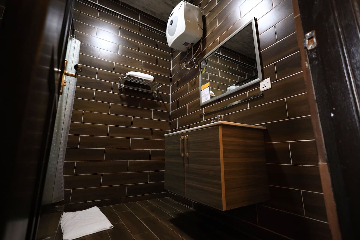 deluxe double room | bathroom | rainfall showerhead, free toiletries, towels, soap