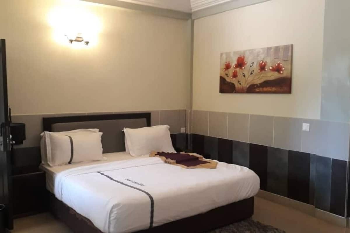deluxe double room | desk, iron/ironing board, free wifi, bed sheets