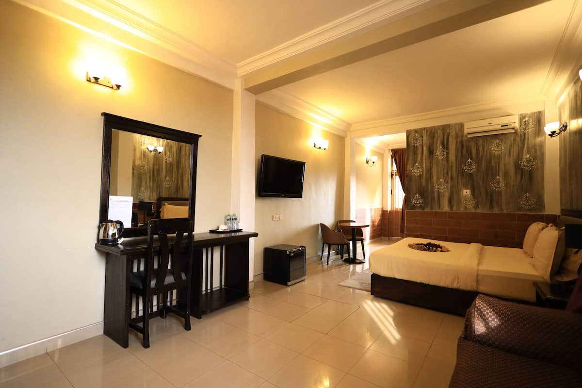 deluxe double room | desk, iron/ironing board, free wifi, bed sheets