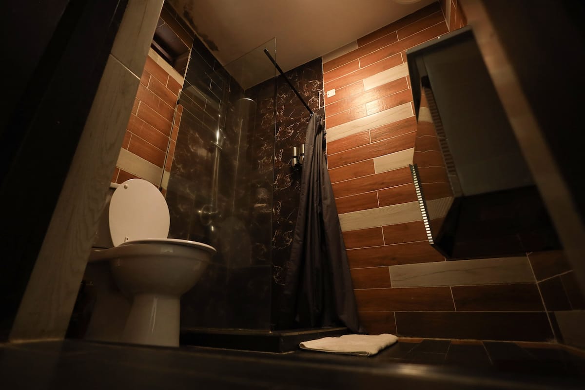 rainfall showerhead, free toiletries, towels, soap